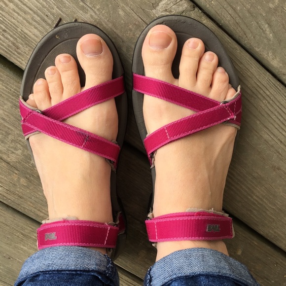 teva narrow feet